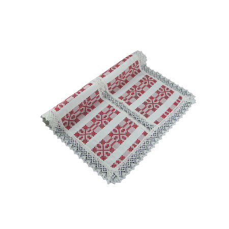 Față de masă crem dreptunghiulară cu inserție roșie și dantelă crem pe margini si două centrale diemnsiune 90 x 45 cm