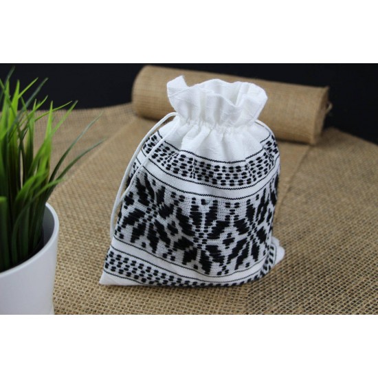 Trăistuță cu șnur 20 x 18 cm model Sibiana 1 Trăistuță cu șnur 20 x 18 cm model Sibiana 1